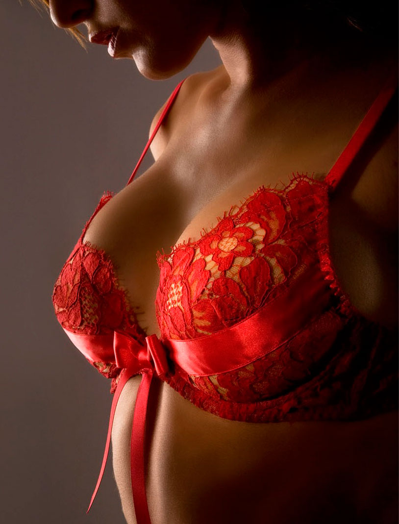 Красивая женская грудь в бюстгальтере фото